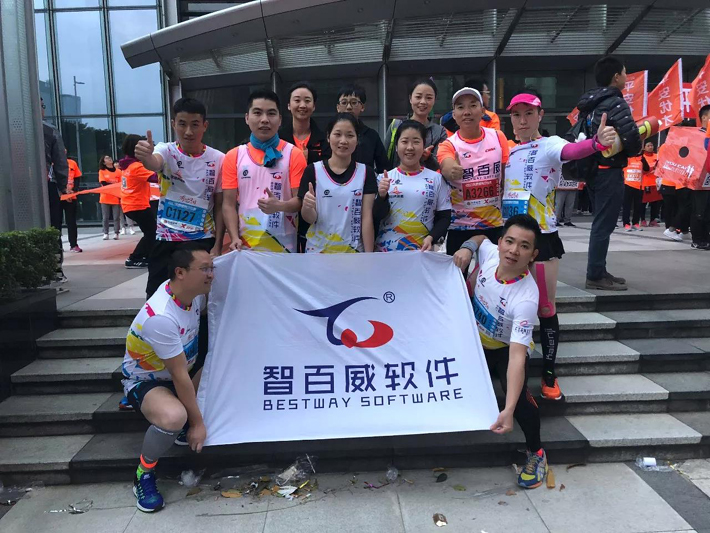 智百威跑团帅气竞跑2017深圳国际马拉松赛